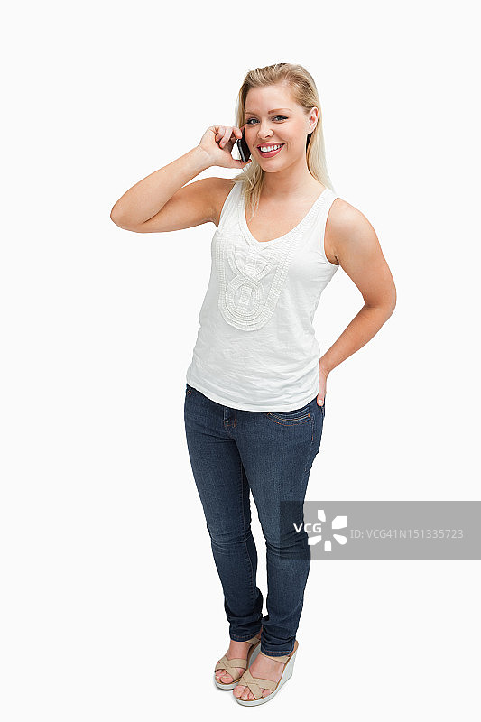 面带笑容的金发女人拿着手机图片素材