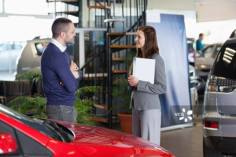 男人与女商人交谈图片素材