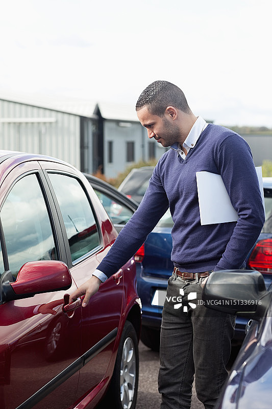 男子看着并打开车门图片素材