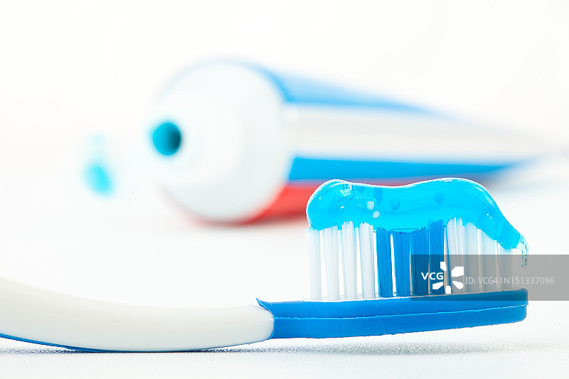 牙刷和蓝色牙膏图片素材