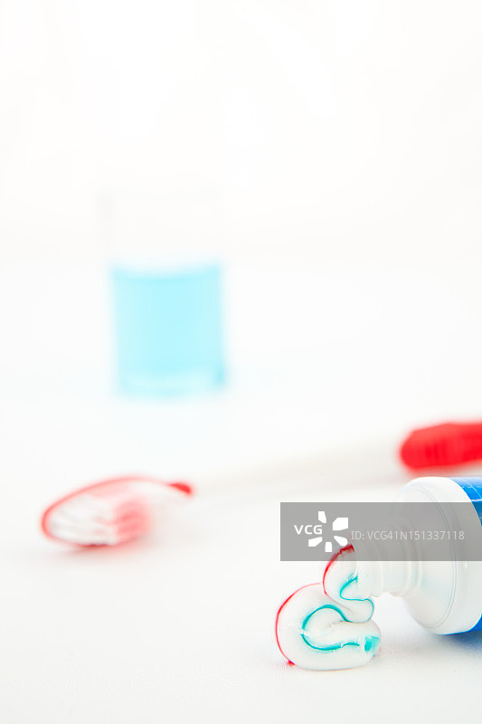 玻璃杯旁的红色牙刷图片素材