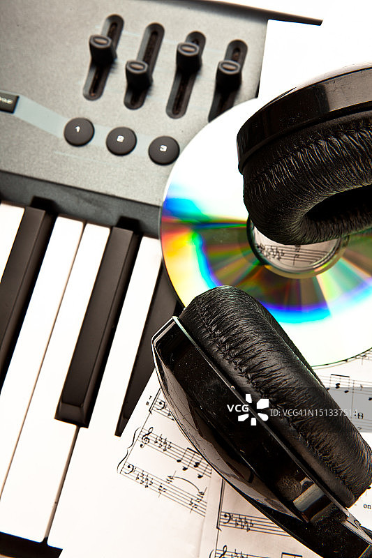 放在合成器上的耳机图片素材