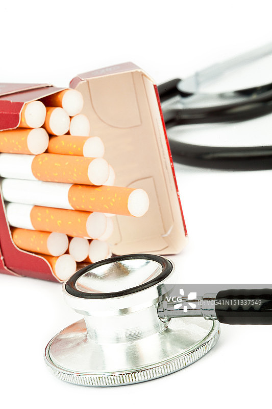 香烟盒和听诊器图片素材