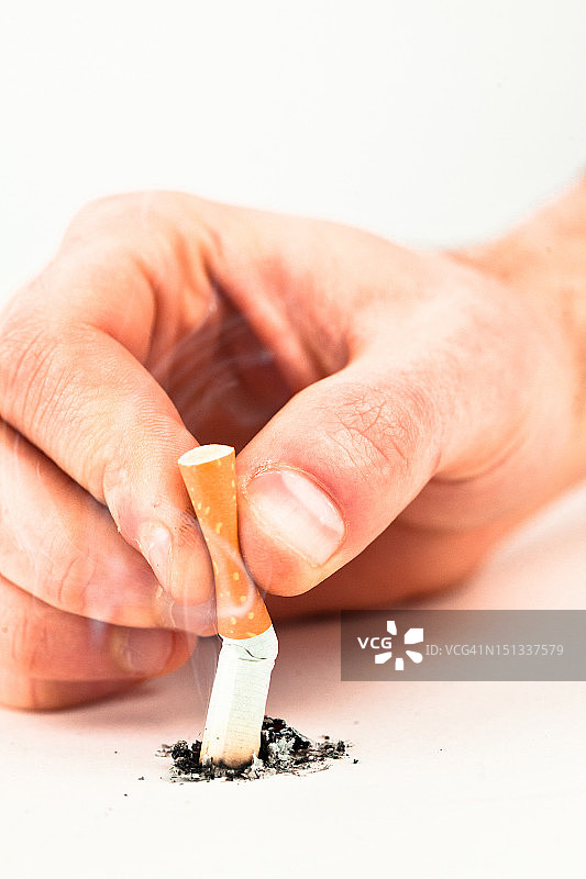 手捏碎香烟图片素材