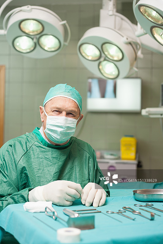 外科医生坐在手术工具前图片素材