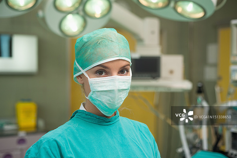 站立的外科医生图片素材