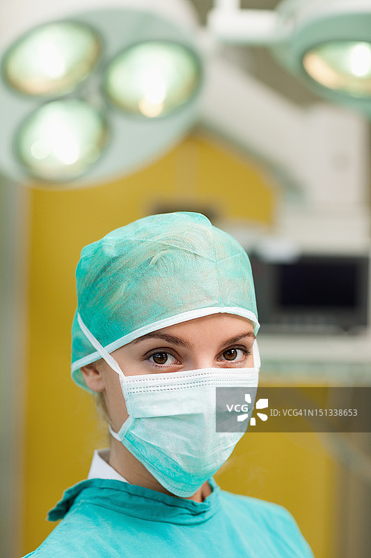 戴着手术装备的女人图片素材
