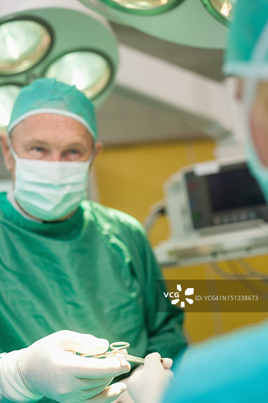 外科医生从同事那里接过剪刀图片素材