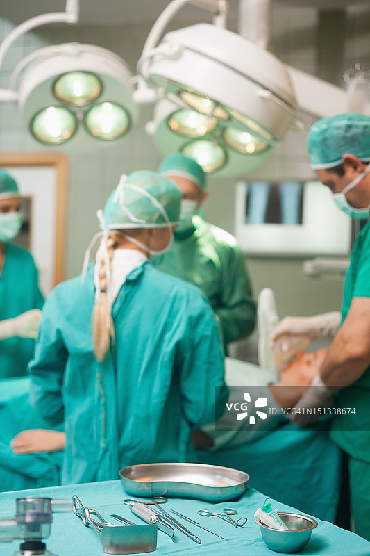 外科团队工作时展示的手术工具图片素材