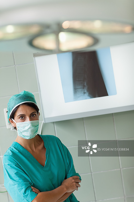 站在X光灯旁的女外科医生图片素材