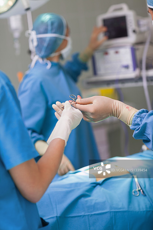 护士给医生递手术剪刀图片素材