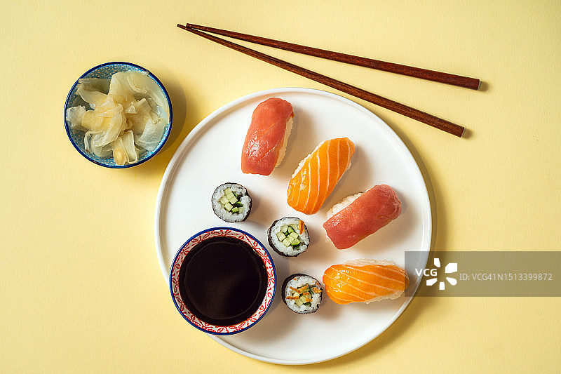 盘装金枪鱼和三文鱼寿司静物摄影图片素材