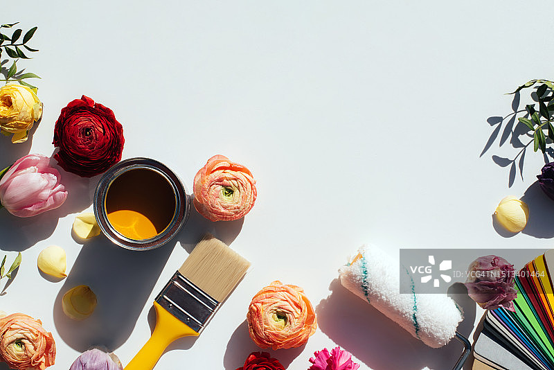 带有多种颜色的油漆刷，维修、染色、设计、关于灵感和DIY创作的主题概念照片，花艺图片素材