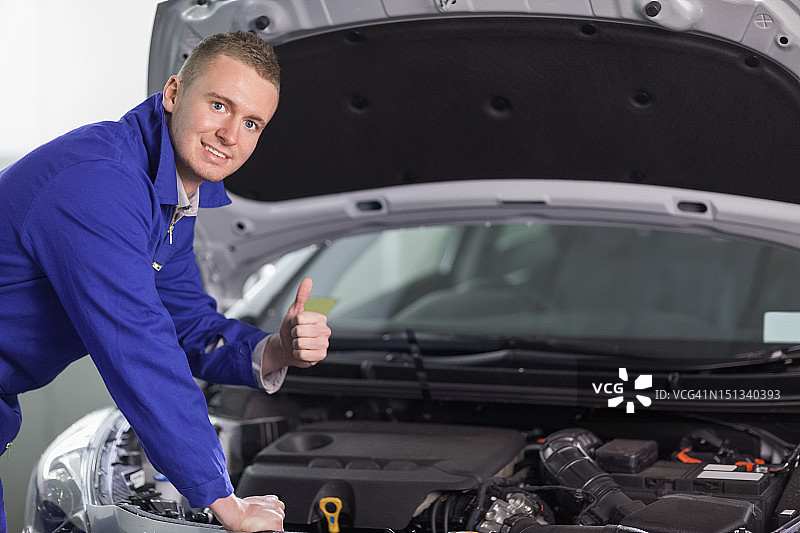修理工看着镜头竖起大拇指图片素材