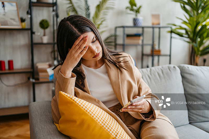 有压力的女人在家使用手机图片素材