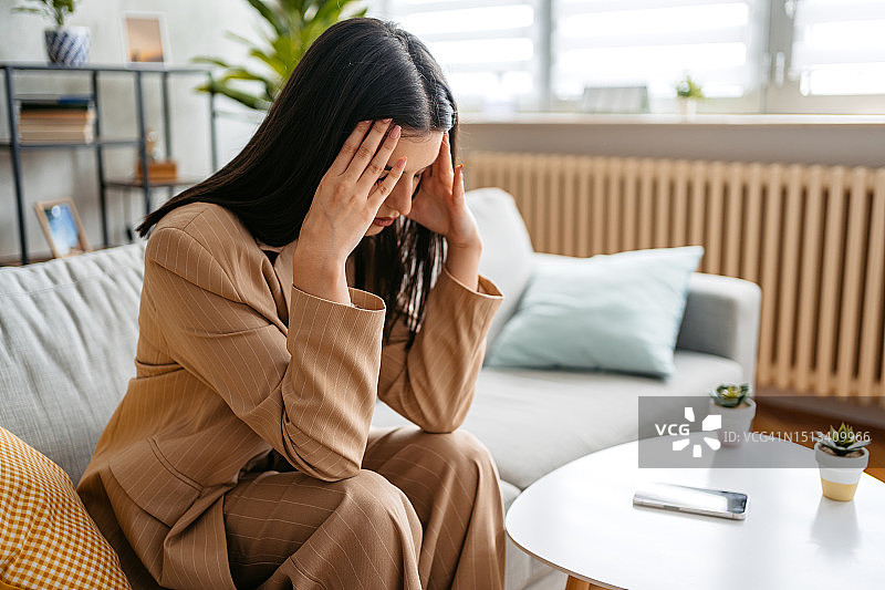 头痛的年轻女子图片素材