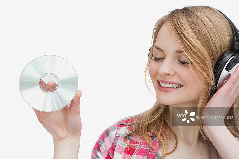 女人听音乐时拿着CD图片素材
