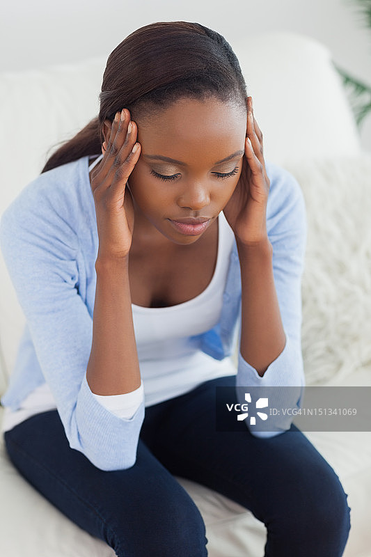 黑人女人手抱头部特写图片素材