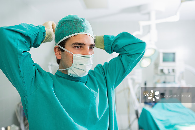 外科医生戴口罩图片素材