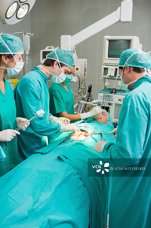 手术台周围的外科医生图片素材