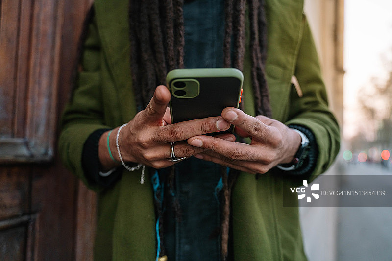 使用手机的黑人男子图片素材