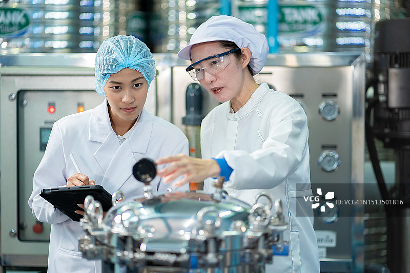 亚洲女人在食品和饮料安全方面教授团队合作图片素材