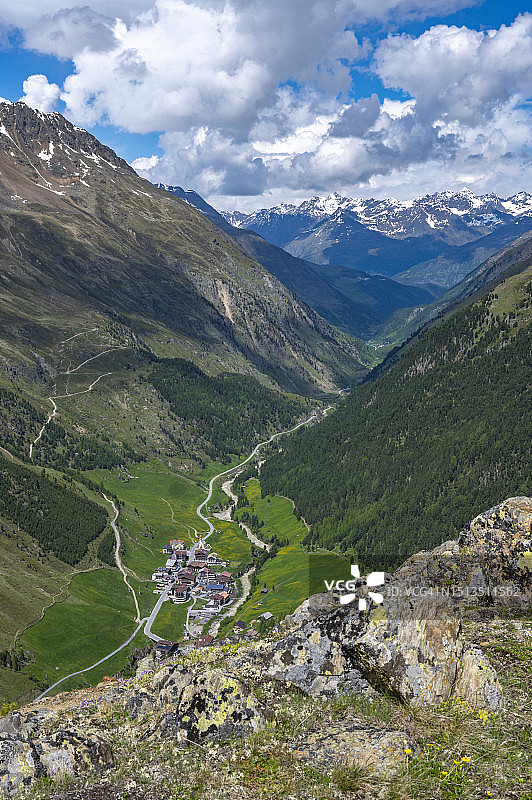 春季奥地利蒂罗尔阿尔卑斯山的文特村庄图片素材