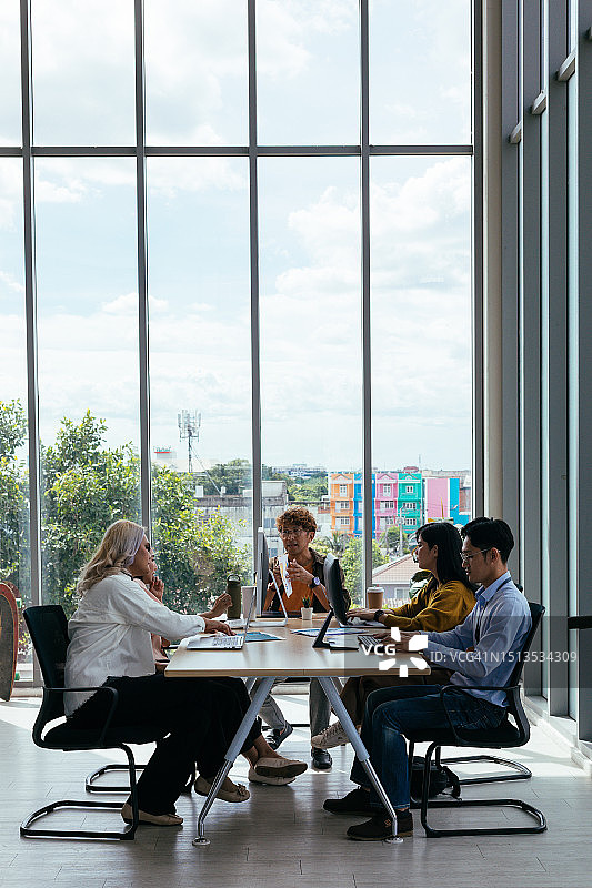 在现代工业办公室中的职场人士图片素材