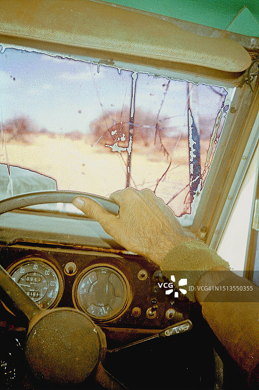 探险家在撒哈拉沙漠驾驶四驱车残骸，距离最近的道路还有3周图片素材