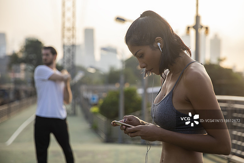 女人用智能手机听音乐图片素材
