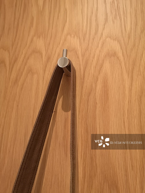 挂在钩子上的背包带图片素材