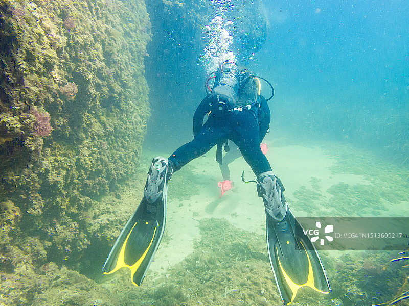 在阿利坎特潜水的女人图片素材