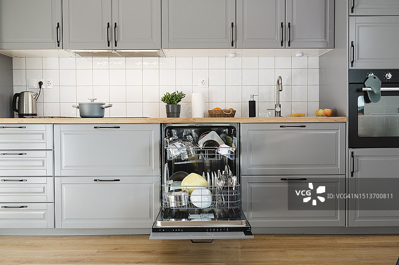 家中厨房的洗碗机内部餐具图片素材