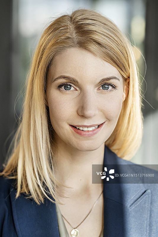 微笑的金发女商人图片素材