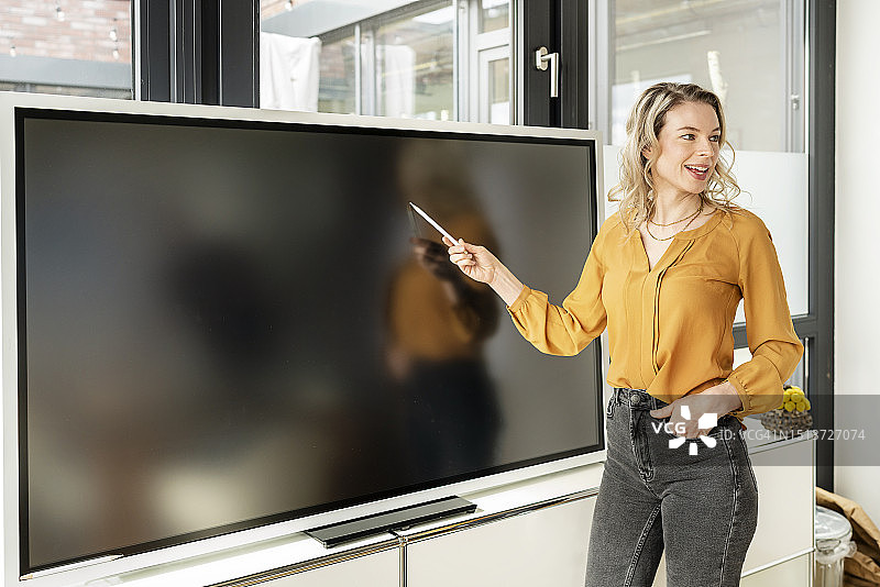 金发女商人通过交互式白板进行演示图片素材