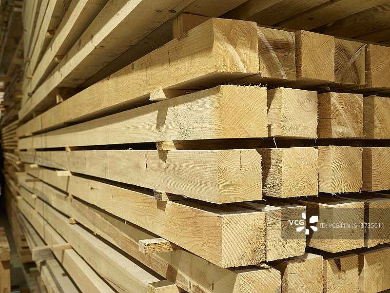 车间里堆叠的方形木材图片素材