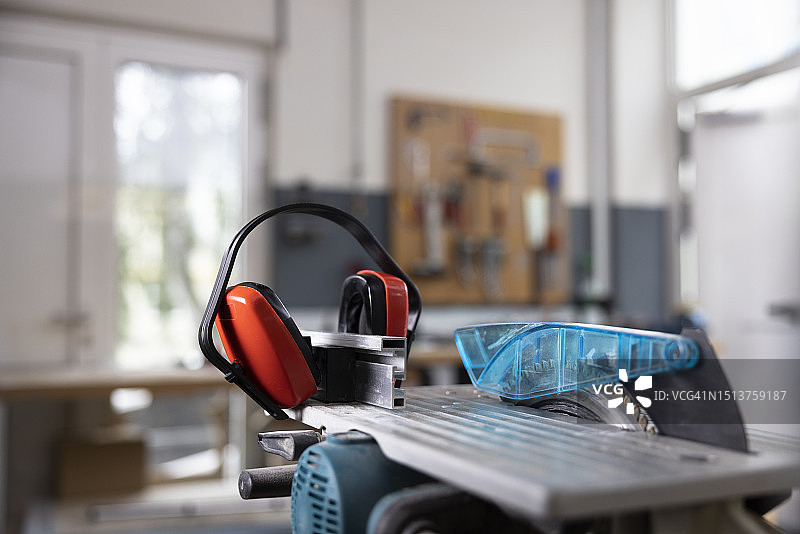 车间里的圆锯和耳罩图片素材