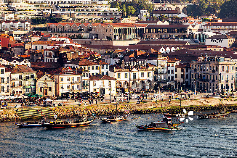 葡萄牙波尔图水滨风光与杜罗河上的拉贝罗船图片素材