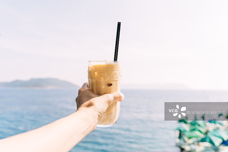 手持海景冰拿铁图片素材