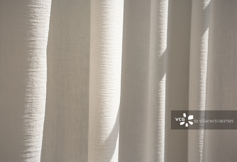 阳光下白色简约窗帘特写图片素材