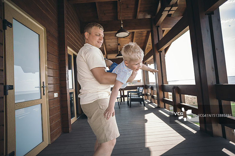 父亲和儿子在门廊上玩耍图片素材