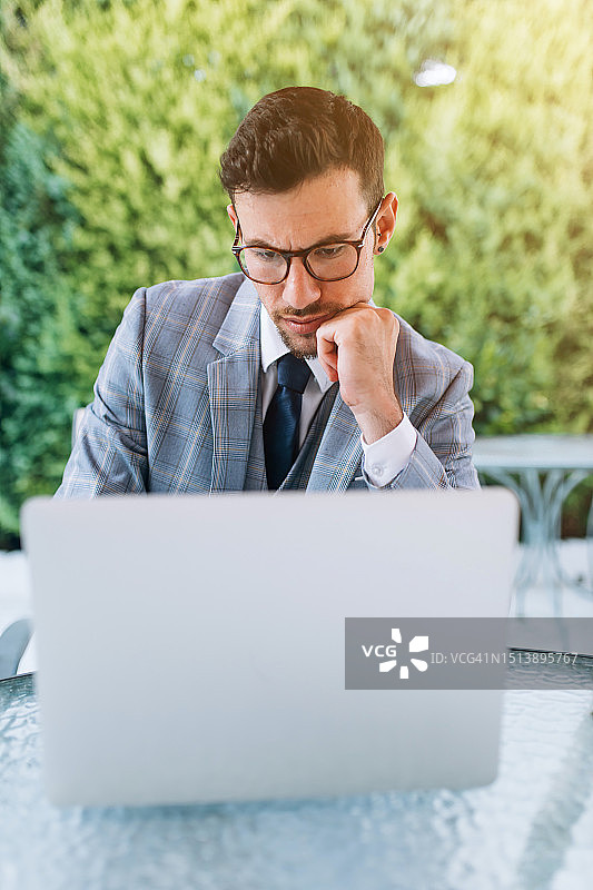 在户外使用笔记本电脑工作的年轻创业者图片素材