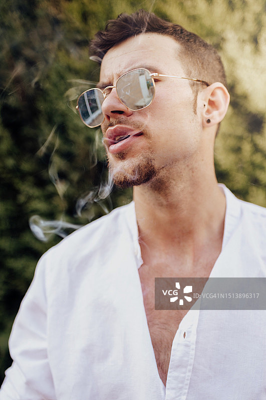 吸雪茄的时尚男士图片素材