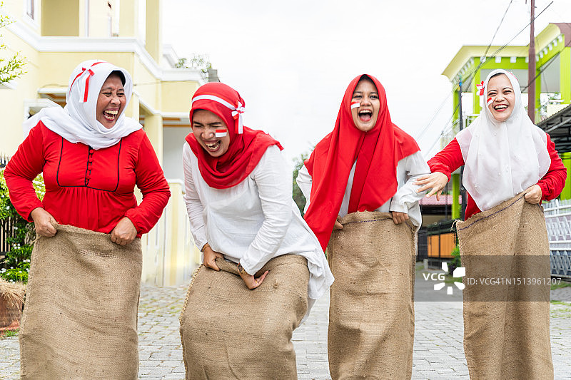 在印度尼西亚独立日庆祝活动上的女子麻袋赛跑图片素材
