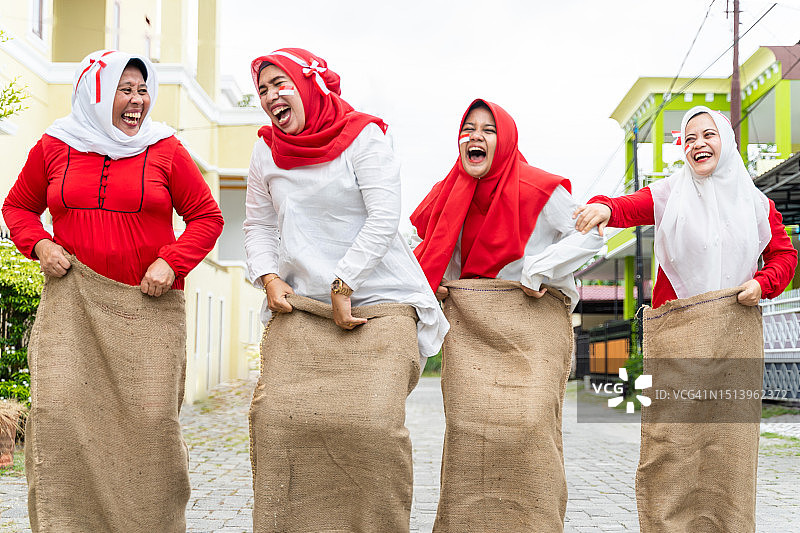 在印度尼西亚独立日庆祝活动上的女子麻袋赛跑图片素材