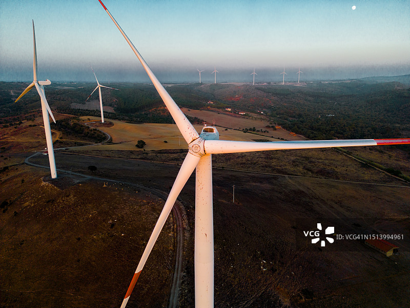 葡萄牙南部日落时分的风力涡轮机航拍图片素材
