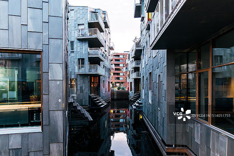 挪威奥斯陆运河沿岸的新现代公寓楼图片素材