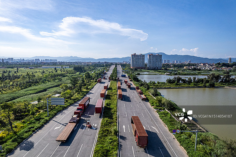大型卡车物流站的鸟瞰图图片素材