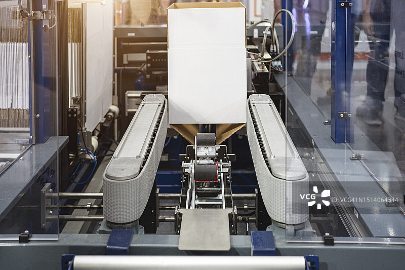 机器人正在拣选箱子进行包装图片素材