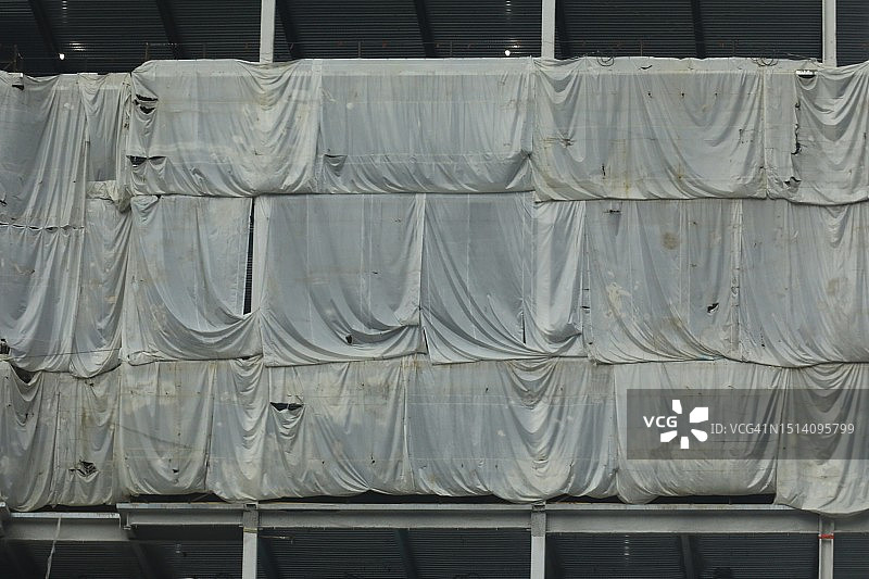 新建筑工地上的临时防水布图片素材